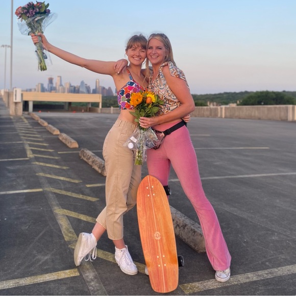 Hi I’m Hallie! Currently purging my closet from 10 years ago! - Picture 2 of 4